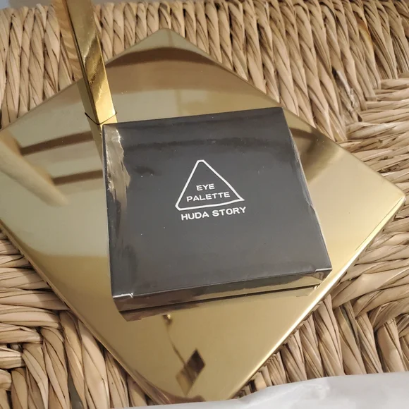 HUDA STORY Nine Color Smiked Eyeshadow Palette - Picture 3 of 6